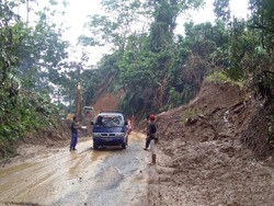 Tebing 7 Meter Longsor Tutup Akses Palabuhanratu-Pajampangan