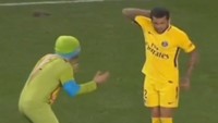 Usai Cavani merayakan gol, tiga personil kura-kura ninja menyerbu masuk ke lapangan. Dani Alves sempat berkelakar dengan salah satunya, berpura-pura akan mengambil pedang. (Foto: Screenshot Youtube)
