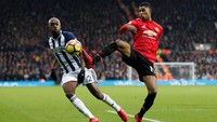 Allan Nyom, bek kanan (West Bromwich Albion). West Brom memang kalah 1-2 dari Manchester United, tapi Nyom tetap tampil prima dengan membuat empat tekel dan 89% operan akurat sepanjang laga -- terbanyak di antara pemain lain. (Foto: Darren Staples/Reuters)