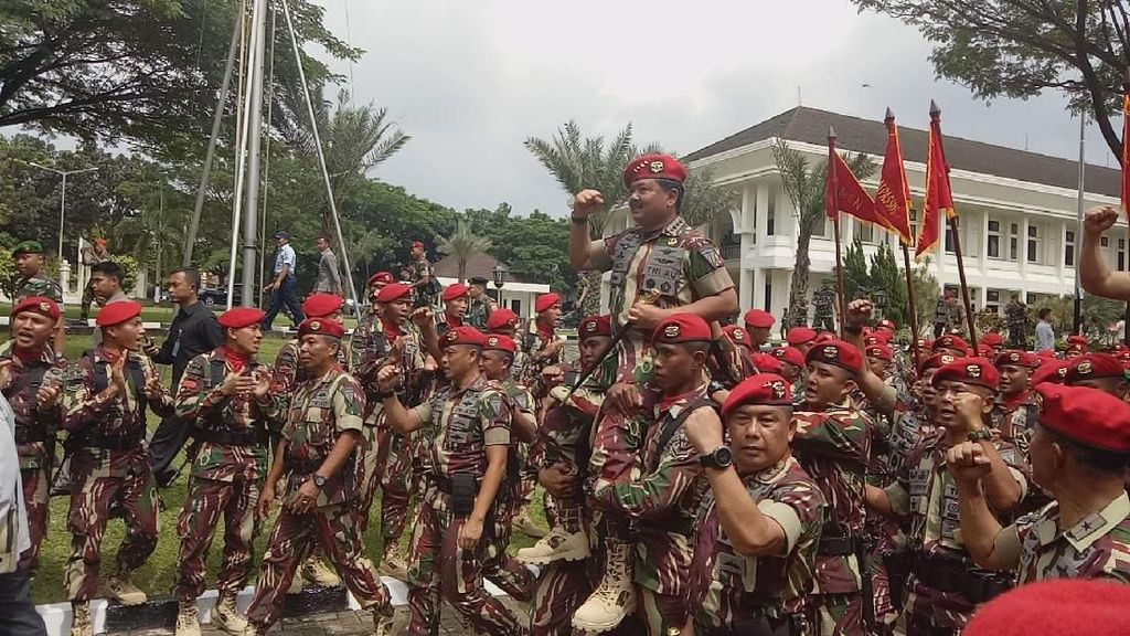 Momen Panglima TNI Berbaret Merah dan Diarak Prajurit Kopassus