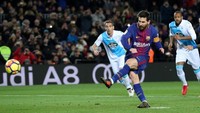 Lionel Messi membobol gawang Deportivo lewat titik putih di menit ke-70. Reuters/Albert Gea