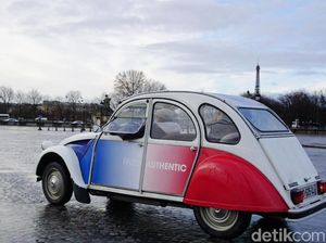 Serasa Selebriti, Naik Mobil Antik di Paris