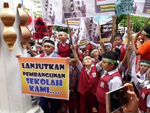 Cilik-cilik Demo di Balkot Makassar, Apa yang Dituntut Siswa SD Ini?
