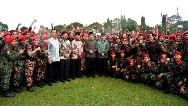 Viral Foto Sultan Berdiri di Belakang Grup Foto Jokowi, Ini Faktanya