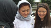 Ada Gadis Muda Temani Ny Deisti Jenguk Novanto, Siapa Ya?