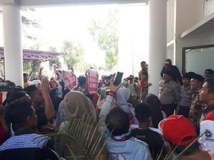 Wabup Gorontalo Dimakzulkan MA, Massa Demo Tetap Dukung Fadli Wabup Gorontalo Dimakzulkan MA, Massa Demo Tetap Dukung Fadli