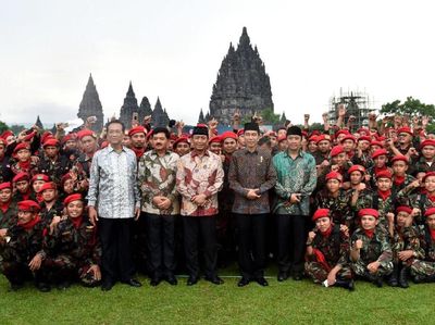 Potret Jokowi dan Sultan di Apel Kokam-Banser