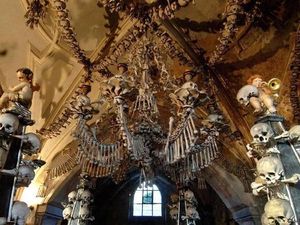 Foto: Aneka Gereja yang Punya Nisan dan Tengkorak