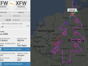 Keren! Pilot Lukis Pohon Natal di Atas Langit