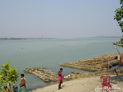Foto: Sungai Suci yang Jadi Tempat Mandi di Kolkata, India