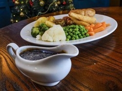 Wuih! Hidangan Natal Lebih Meriah dengan Kerlip Saus Glitter Gravy