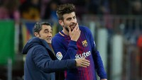 Ernesto Valverde memberikan pengarahan kepada Gerard Pique. Reuters/Albert Gea.