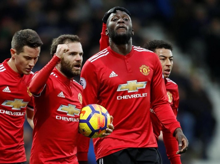 Soccer Football - Premier League - West Bromwich Albion vs Manchester United - The Hawthorns, West Bromwich, Britain - December 17, 2017   Manchester United's Romelu Lukaku celebrates scoring their first goal with Juan Mata   Action Images via Reuters/Carl Recine    EDITORIAL USE ONLY. No use with unauthorized audio, video, data, fixture lists, club/league logos or 