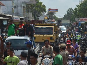 Puluhan Warga Panguragan Cirebon Demo Tolak Gudang Limbah Medis Puluhan Warga Panguragan Cirebon Demo Tolak Gudang Limbah Medis