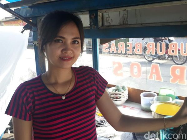 Foto: Ini Teh Tati, Penjual Bubur Cantik di Majalaya yang Viral