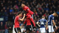 Lukaku tak memperlihatkan kegembiraan yang biasanya terpancar dari setiap pemain usai mencetak gol. Ekspresinya juga tak berubah meski rekan-rekannya datang dengan sikap yang heboh. (Foto: Michael Regan/Getty Images)