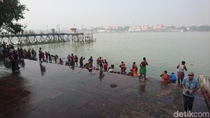 Foto: Kolkata dan Orang Mandi di Sungai Gangga