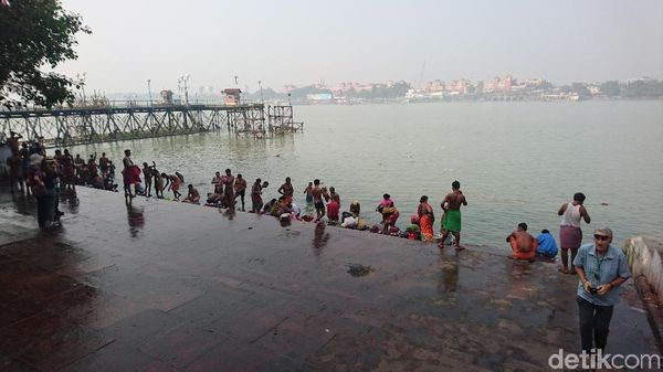 Foto: Kolkata dan Orang Mandi di Sungai Gangga