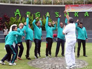 Melihat Para Anggota DPD di Luar Gedung Parlemen