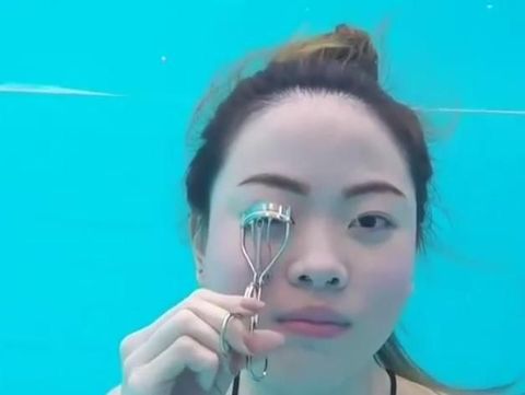 Wanita Pamer Tutorial Makeup di Dalam Air Ini Jadi Viral 