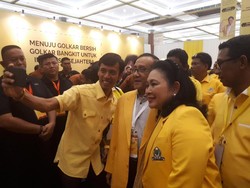 Munaslub Golkar, Akbar Tandjung-Titiek Soeharto Jadi Sasaran Selfie