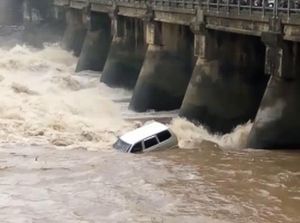 Video: Mobil Tercebur Dam dan Terseret Arus, 1 Orang Hilang Video: Mobil Tercebur Dam dan Terseret Arus, 1 Orang Hilang