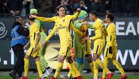 Tiga fans yang berkostum kura-kura ninja ini ikut merayakan gol dengan para pemain PSG. (Foto: Stephane Mahe/REUTERS)
