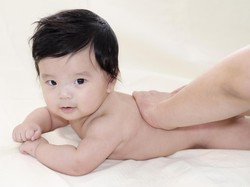 Pijatan Seperti Ini Bisa Redakan Batuk dan Pilek pada Anak