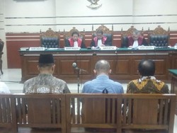 Bupati Pamekasan Non Aktif Divonis 2 Tahun 8 Bulan Penjara