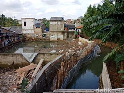 Dikebut 24 Jam, Begini Progres Perbaikan Tanggul Jebol di Jati Padang