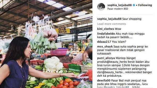 10 Artis Indonesia yang Nggak Gengsi Naik Bajaj Hingga Makan di Kaki Lima
