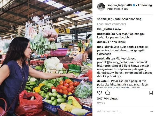 10 Artis Indonesia yang Nggak Gengsi Naik Bajaj Hingga Makan di Kaki Lima
