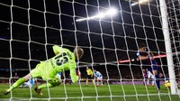 Ruben Martinez dua kali menggagalkan penalti Messi. Pertama saat bermain untuk Levante, kedua dengan kostum Deportivo La Coruna. (Foto: Alex Caparros/Getty Image)