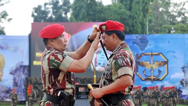 Foto: Ekspresi Panglima Marsekal Hadi Saat Dipakaikan Baret Merah