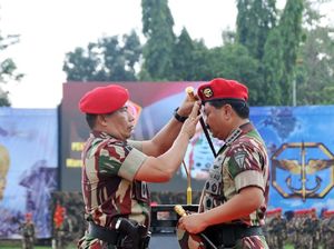 Foto: Ekspresi Panglima Marsekal Hadi Saat Dipakaikan Baret Merah