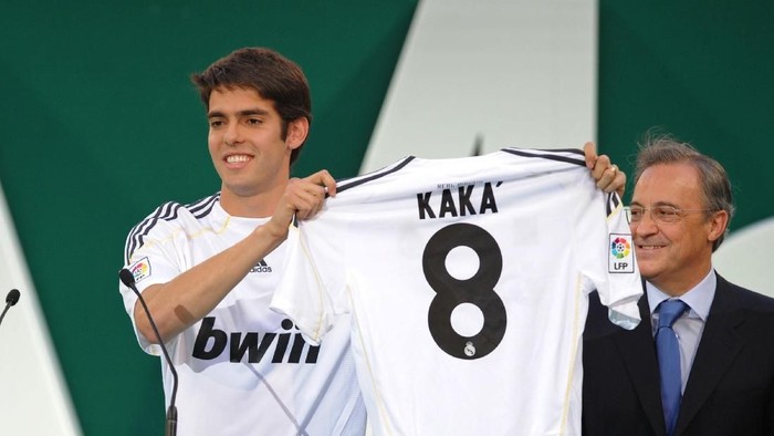 MADRID, SPAIN - JUNE 30:  New signing Kaka (L) presents his new Real Madrid shirt beside club President Florentino Perez during his official presentation as a Real Madrid player at the Santiago Bernabeu Stadium on June 30, 2009 in Madrid, Spain.  (Photo by Denis Doyle/Getty Images)
