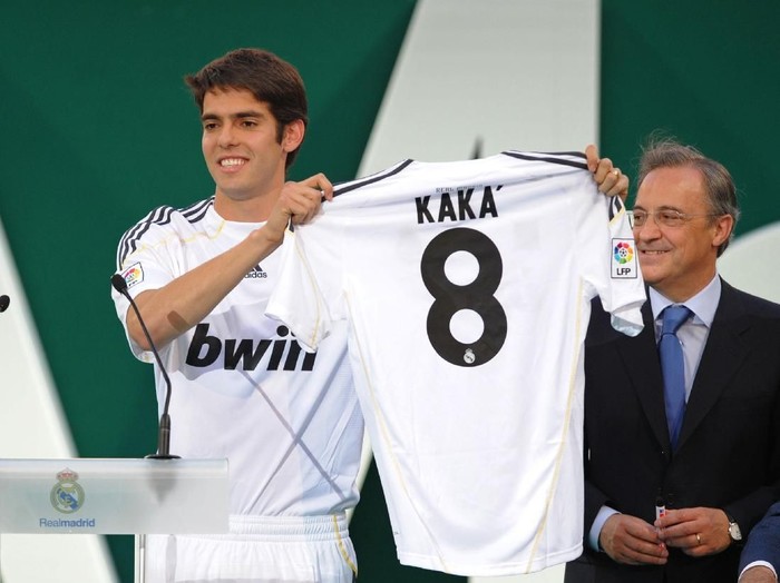 MADRID, SPAIN - JUNE 30:  New signing Kaka (L) presents his new Real Madrid shirt beside club President Florentino Perez during his official presentation as a Real Madrid player at the Santiago Bernabeu Stadium on June 30, 2009 in Madrid, Spain.  (Photo by Denis Doyle/Getty Images)
