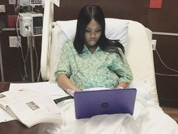 Hebat, Wanita Ini Selesaikan Tugas Akhir Kuliah Saat Mau Melahirkan