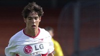 Kaka memulai karier profesionalnya bersama Sao Paulo pada 2001 hingga 2003. Dia membuat 125 penampilan dan 47 gol. (Getty Images)
