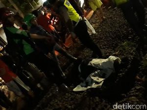 Tak Dengar Peringatan Warga, Pria Tersambar KRL di Pasar Minggu