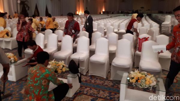 Bukan Sofa VVIP, Ini Kursi Pilihan Jokowi untuk Munaslub Golkar