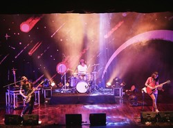 A Night at Schouwburg: Menyaksikan Kelompok Penerbang Roket Merekam Album