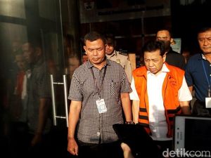 Senyum Novanto yang Kini Sehat Jelang Sidang Eksepsi