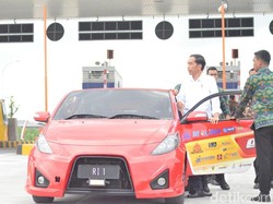 Lihat Jokowi Melaju Naik Mobil Listrik di Tol Sumo