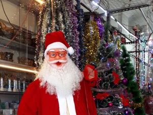 Kualitas Impor, Pernak-pernik Natal Ramai Diserbu Warga Pekanbaru Kualitas Impor, Pernak-pernik Natal Ramai Diserbu Warga Pekanbaru