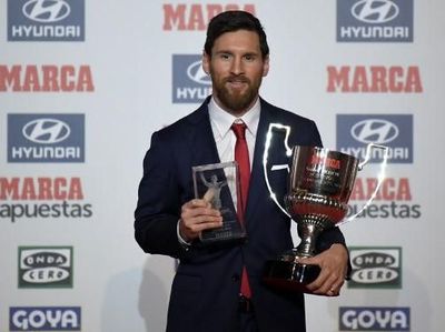 Foto: Messi Dianugerahi Trofi Pichichi & Alfredo Di Stefano