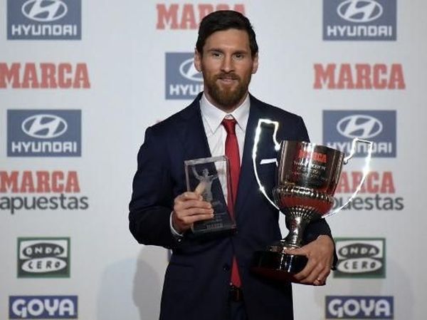 Foto: Messi Dianugerahi Trofi Pichichi & Alfredo Di Stefano