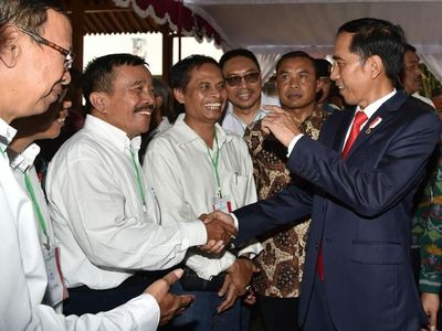 Pernah Muda! Saat Jokowi Nostalgia Lewat Foto di UGM