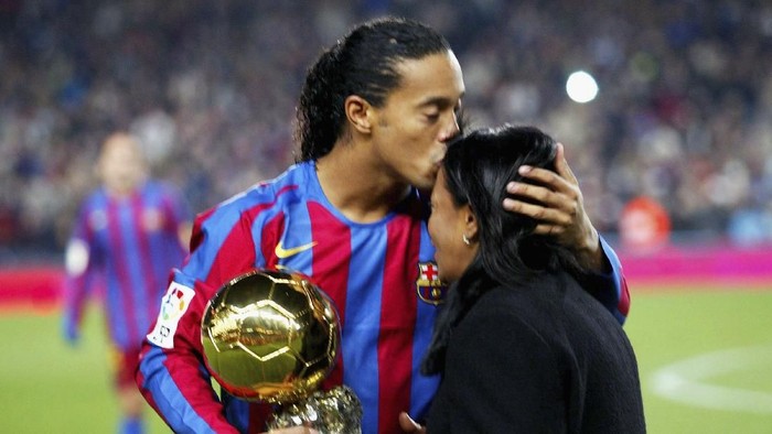 BARCELONA, SPAIN - DECEMBER 11: Ronaldinho of Barcelona kisses his mother as he holds the Ballon D'Or award for European Footballer of the Year on the pitch before the Primera Liga match between Barcelona and Sevilla on December 11, 2005 at the Camp Nou stadium in Barcelona, Spain. (Photo by Denis Doyle/Getty Images)
