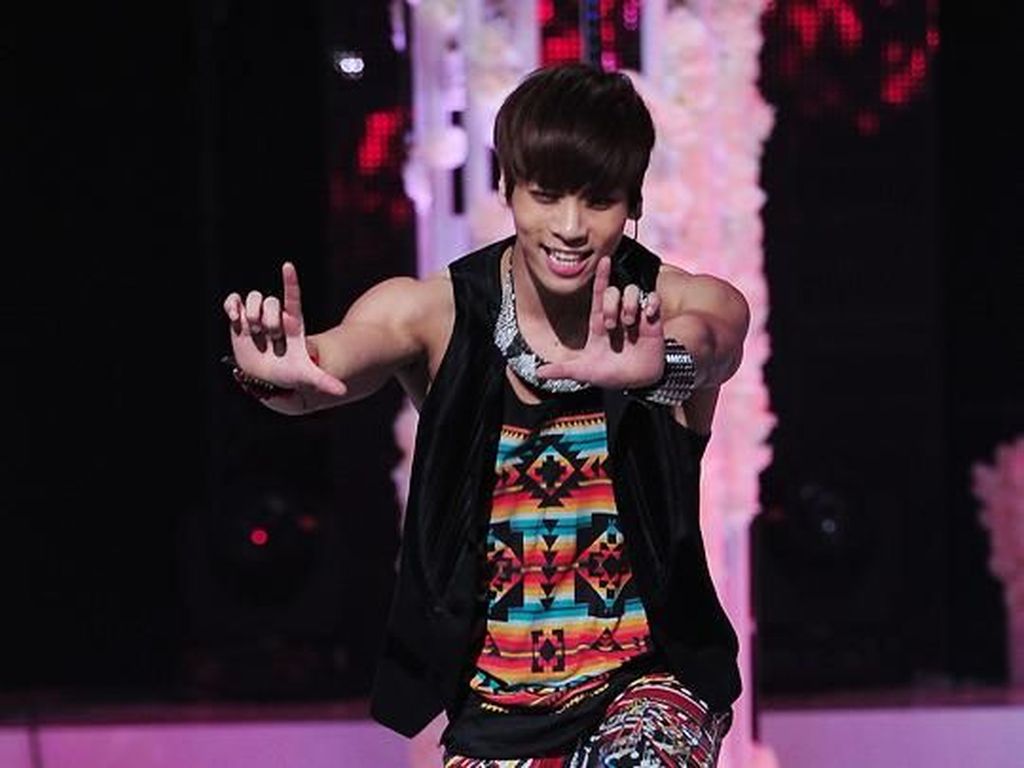 Sedih! Mantan Pacar Beri Penghormatan Terakhir untuk Jonghyun SHINee Sedih! Mantan Pacar Beri Penghormatan Terakhir untuk Jonghyun SHINee